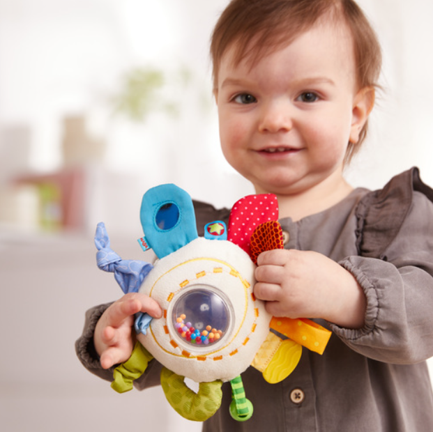 CLUTCHING CUDDLY RAINBOW ROUND