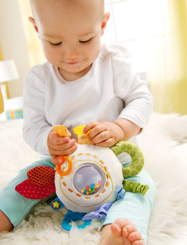 CLUTCHING CUDDLY RAINBOW ROUND