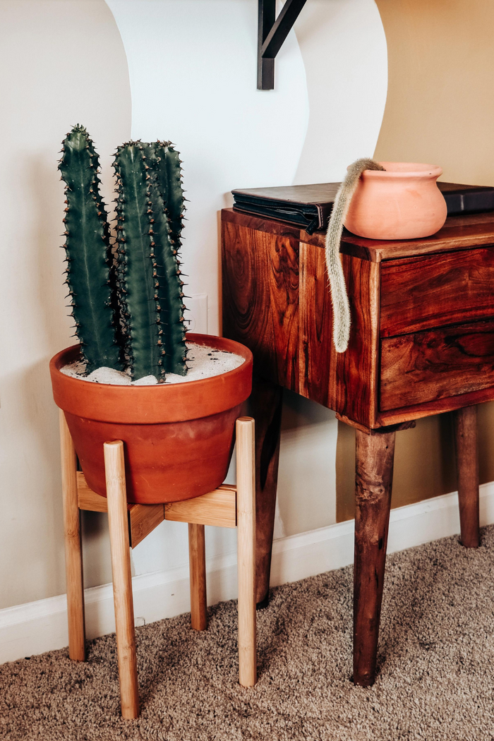 Declutterd_Adjustable_Bamboo_Wood_Plant_Stand